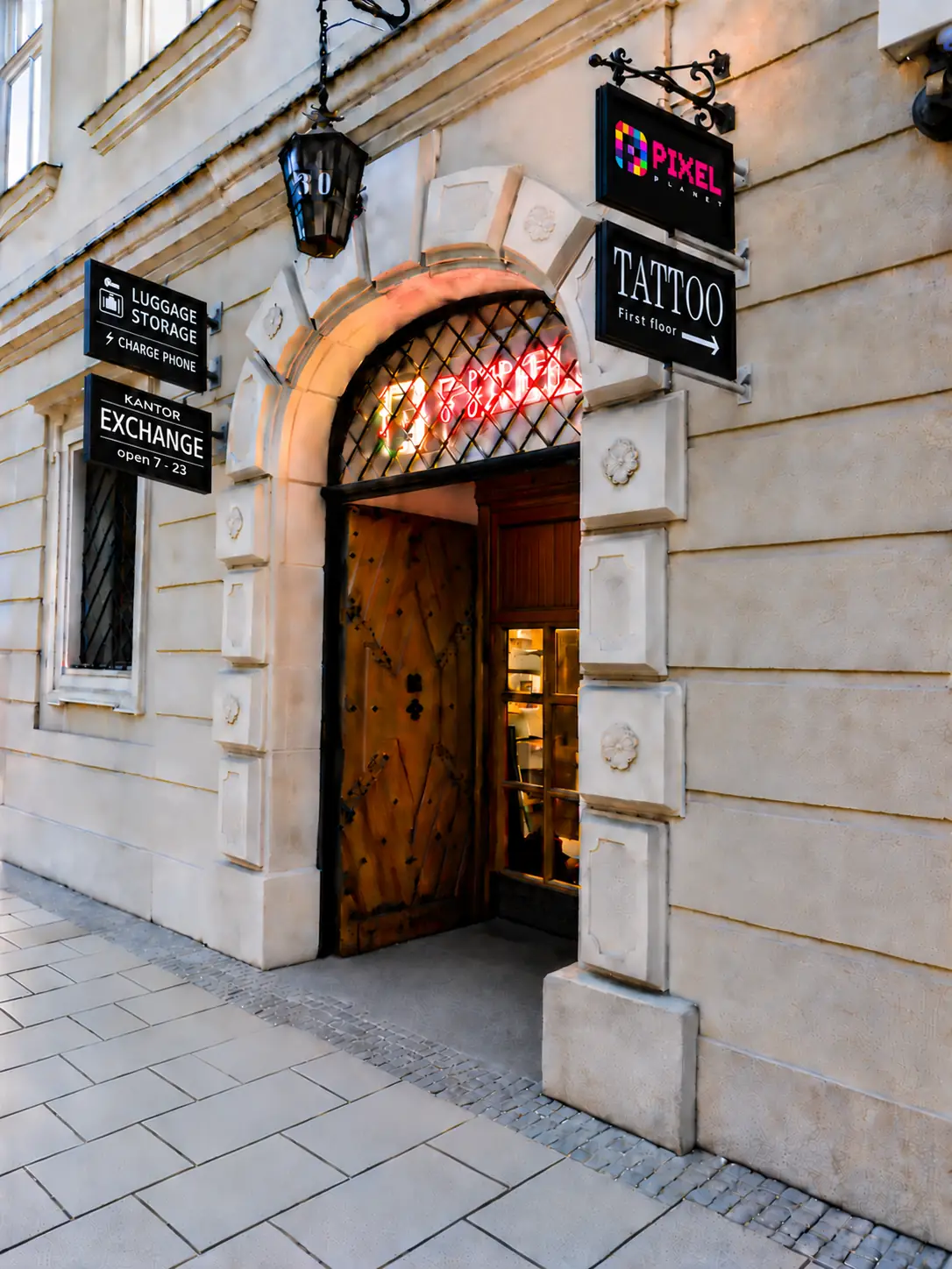 Entrance to luggage storage at Rynek Główny 30